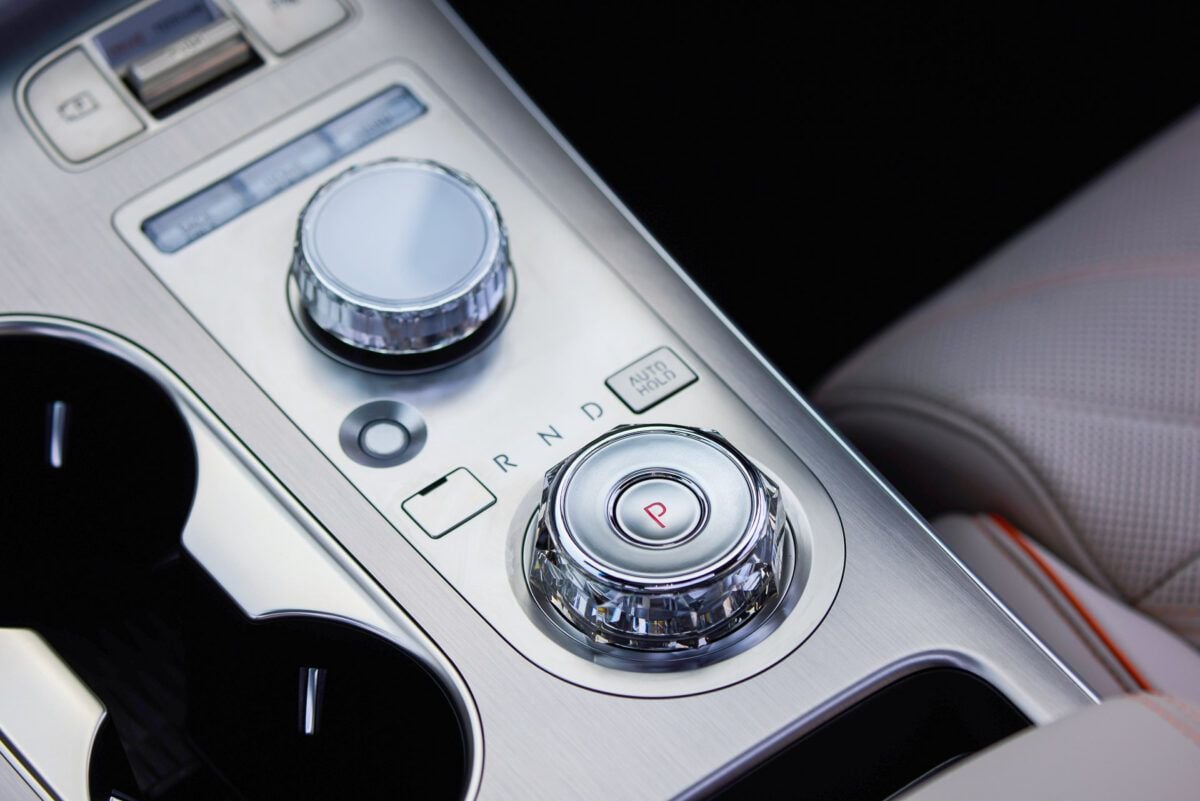 GV70 Signature Sport 3.5T Gear Selector