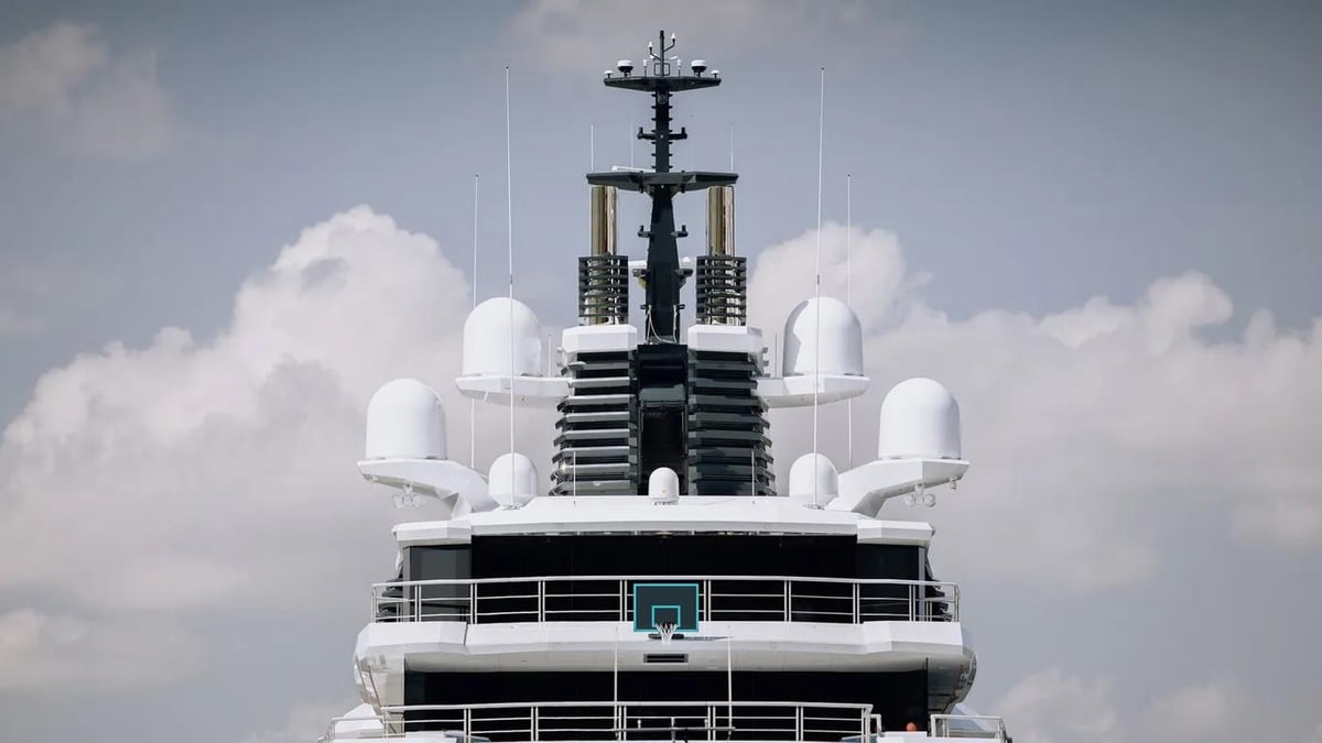 gabe newell superyacht