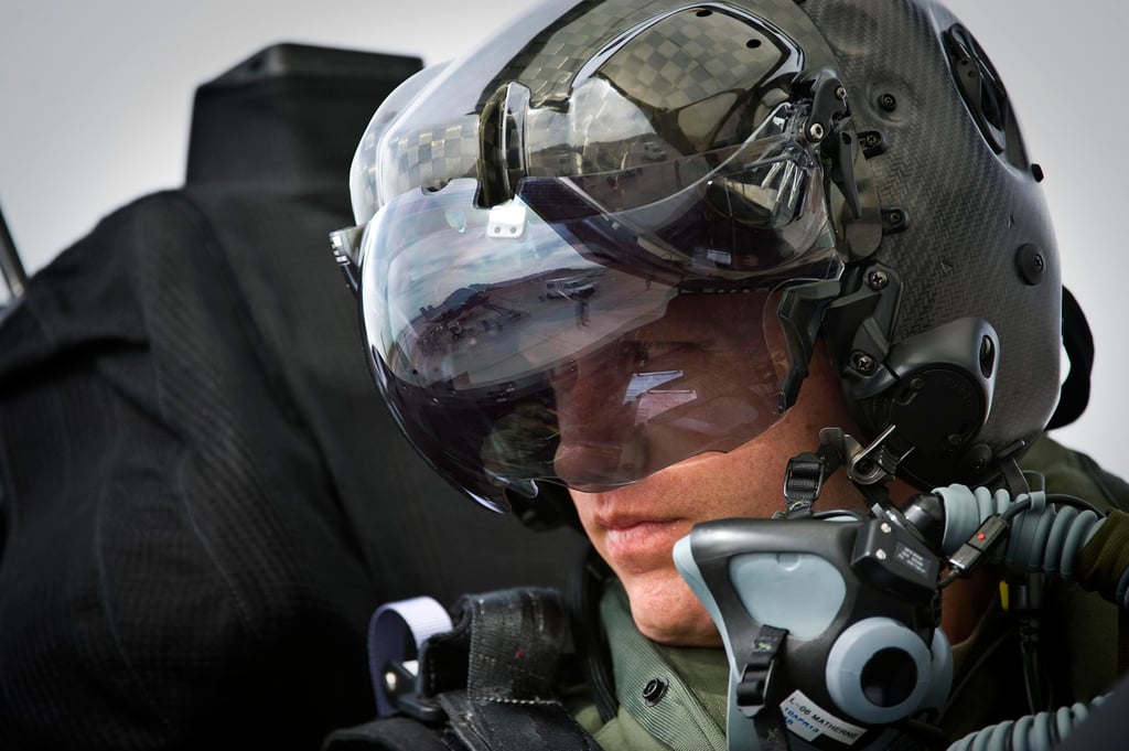 The Mind-Blowing $560,000 F-35 Fighter Jet Helmet Explained