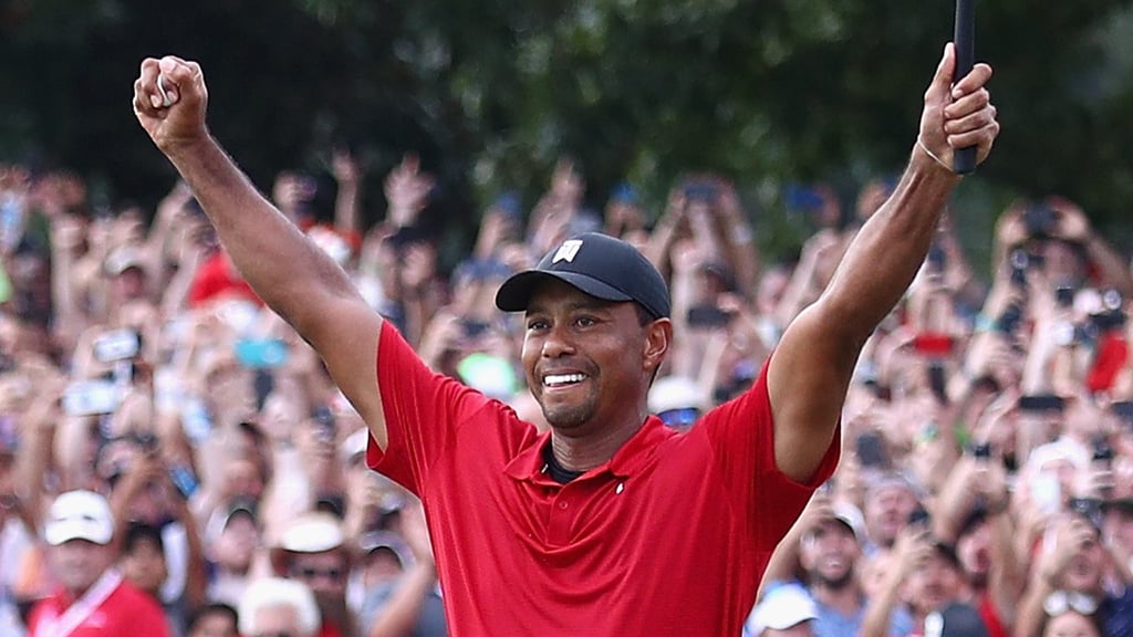 Crowd Mobs Tiger Woods After His First PGA Victory Since 2013