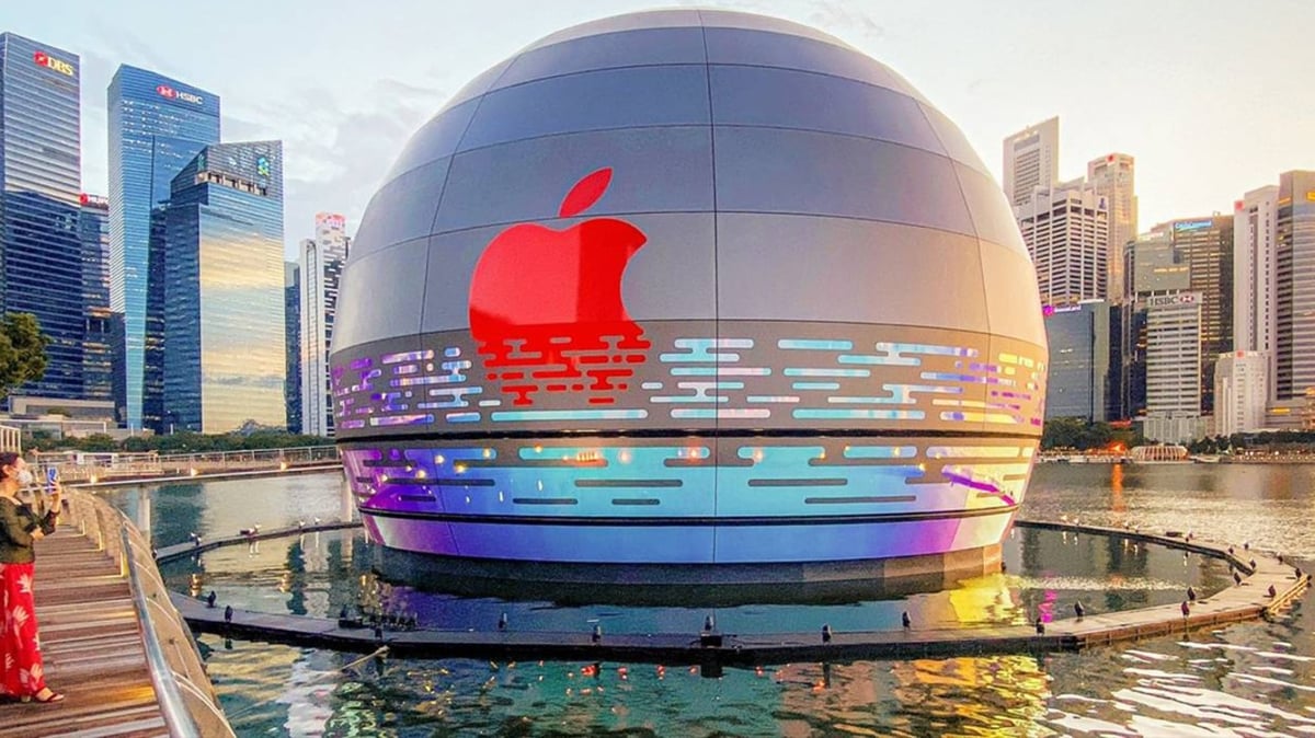 Apple Opens Its First Floating Store In Singapore