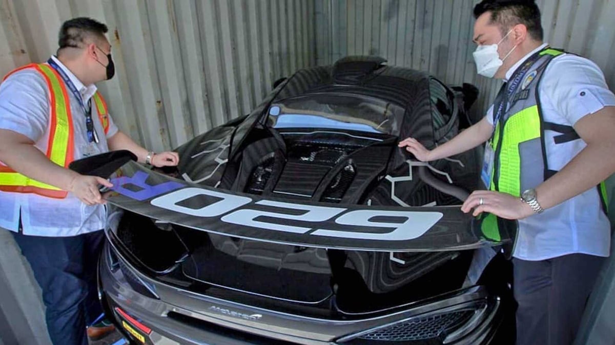 McLaren 620R Caught Disguised As Porsche Cayman To Evade Tax