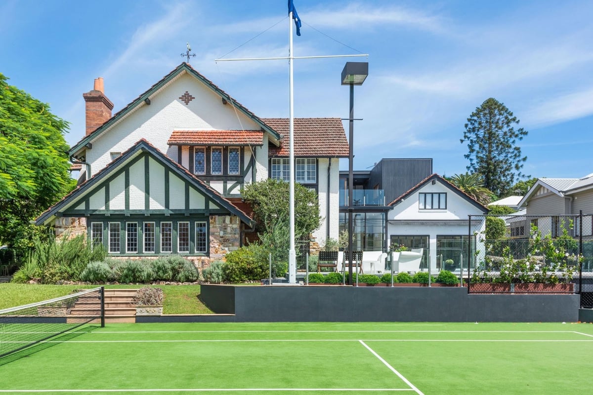 A house that has a racket in front of a building