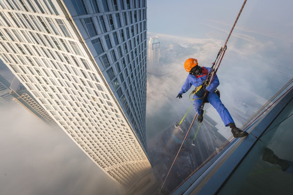 These Photos Of Window Cleaners In Dubai Aren’t For The Faint-Hearted