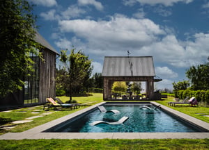 Ashton Kutcher & Mila Kunis’ Farmhouse Is The Only Acceptable Reason To Say “Couple Goals”