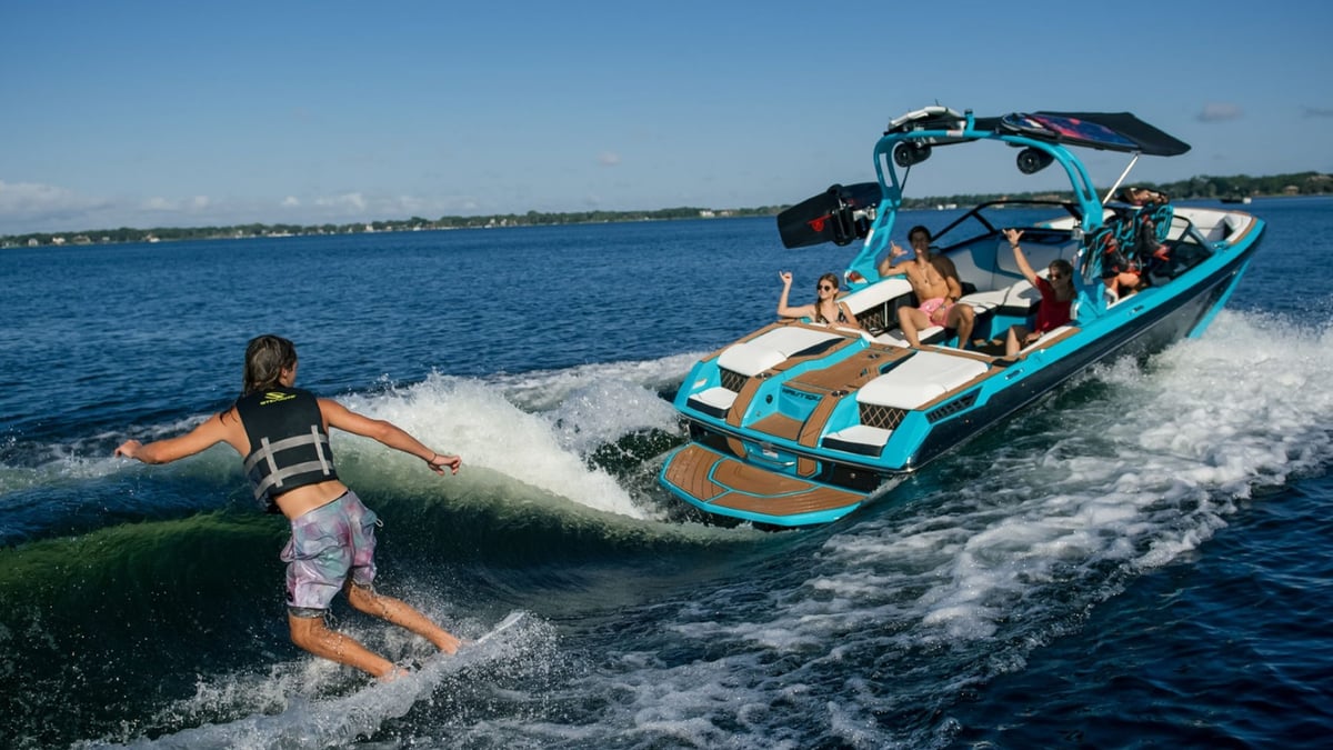 Super Air Nautique GS22E: The World’s First Fully-Electric Towboat