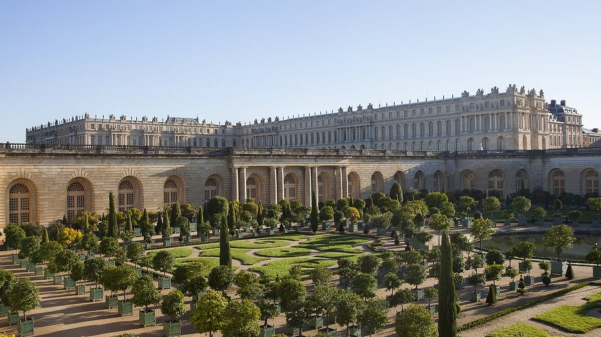 Live Like A King In The Palace Of Versailles Hotel For Just $2,500 Per Night