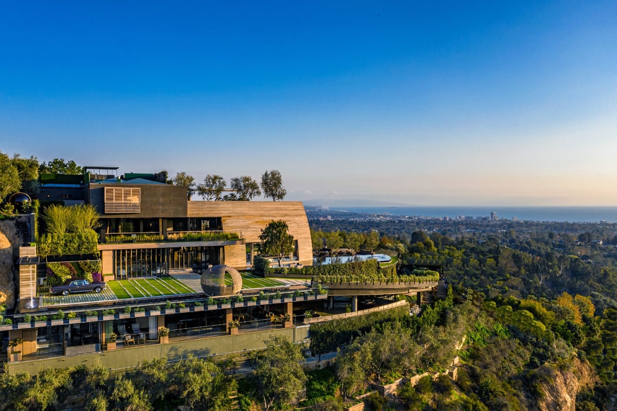 Pacific Palisades mansion 1601 San Onofre Drive - Succession Season 4 House