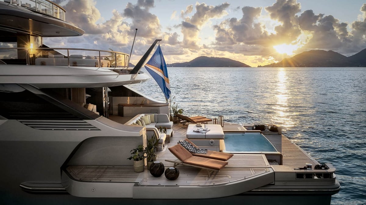 Benetti Oasis Deck1