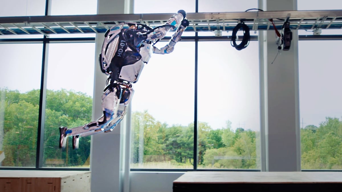 WATCH: Boston Dynamics Robot Effortlessly Kills Parkour Course