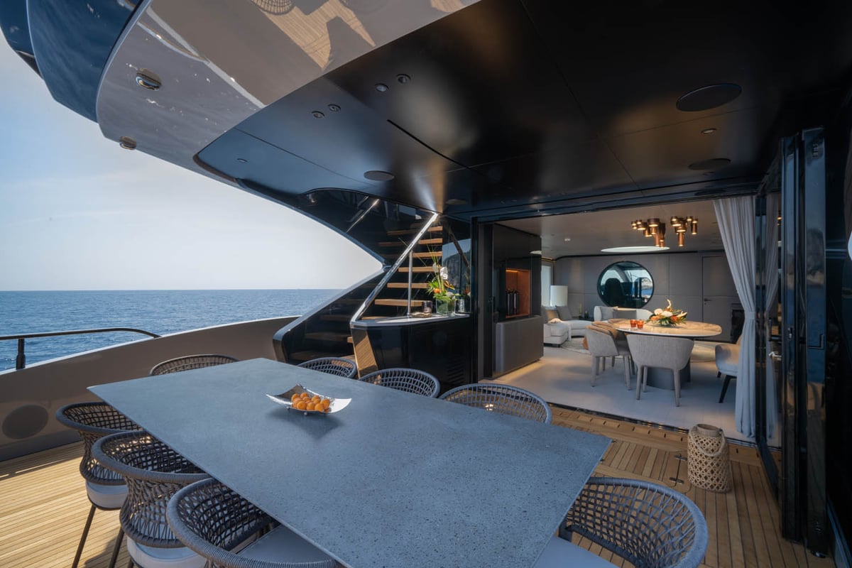 Mangusta 104REV interiors 1