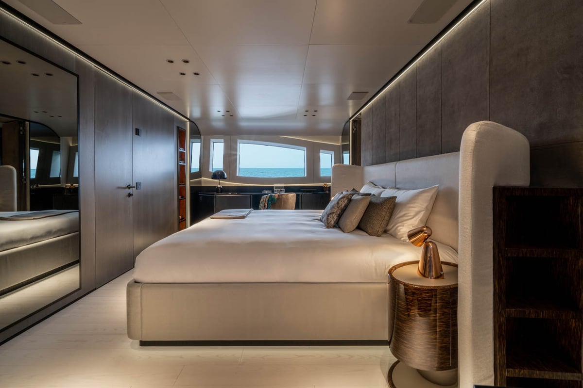 Mangusta 104REV interiors 10