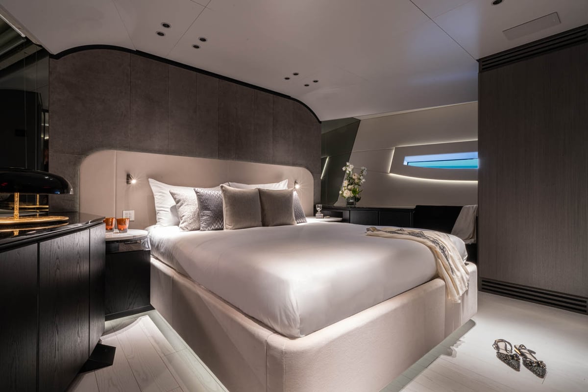 Mangusta 104REV interiors 16