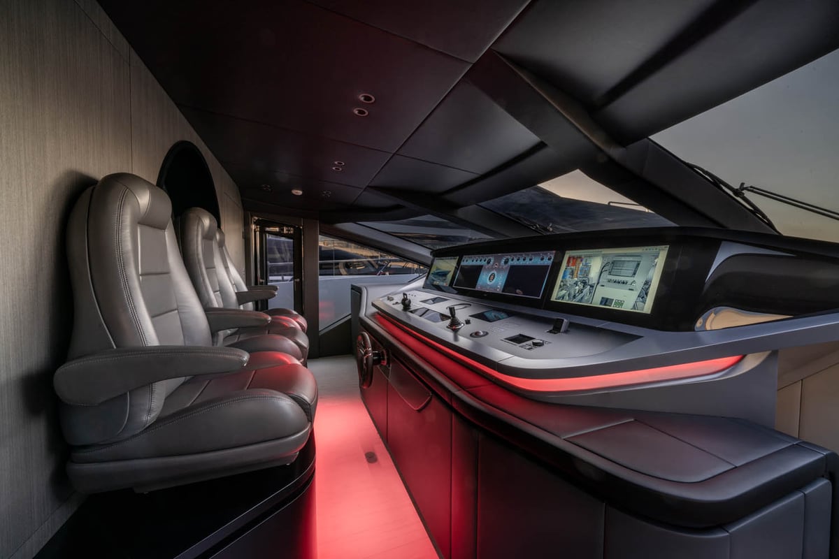 Mangusta 104REV interiors 7