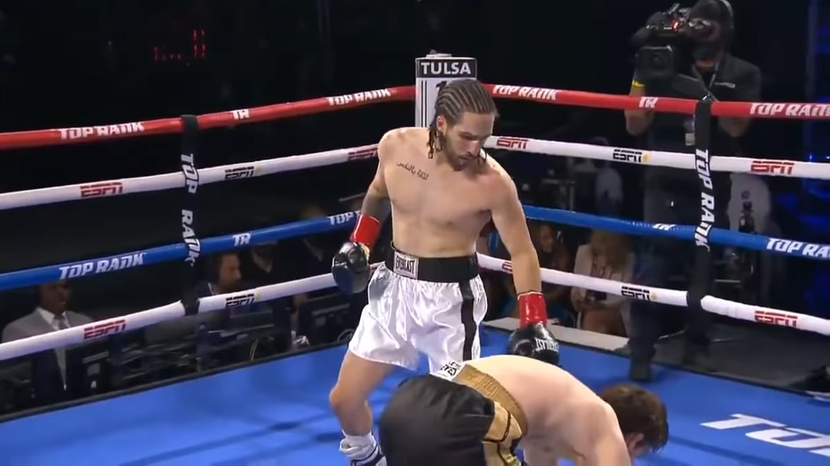 Nico Ali Walsh Muhammad Ali grandson pro boxing debut Round 1 TKO