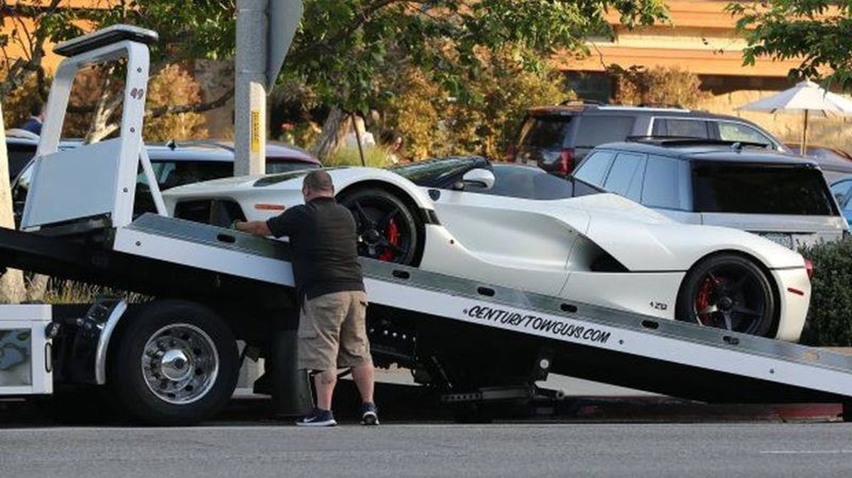 Lewis Hamilton Pays A Tow Truck To Move His Cars After He’s Done Driving