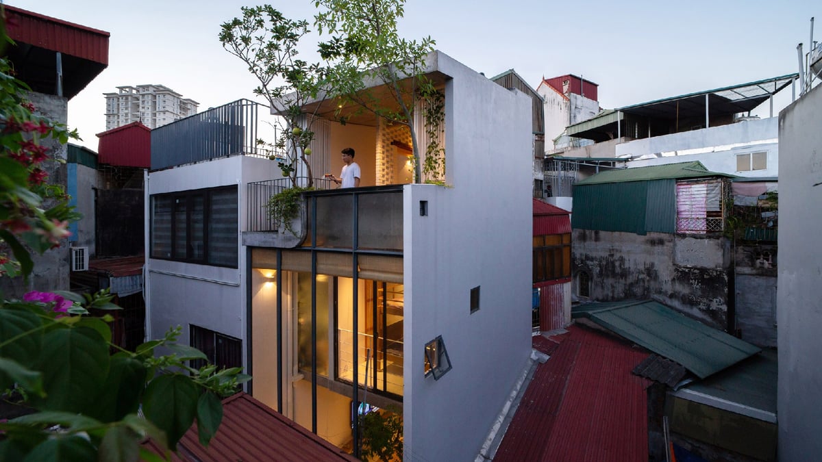 Vietnamese Architects Build A Family Home Using A Single Car Park Size Block