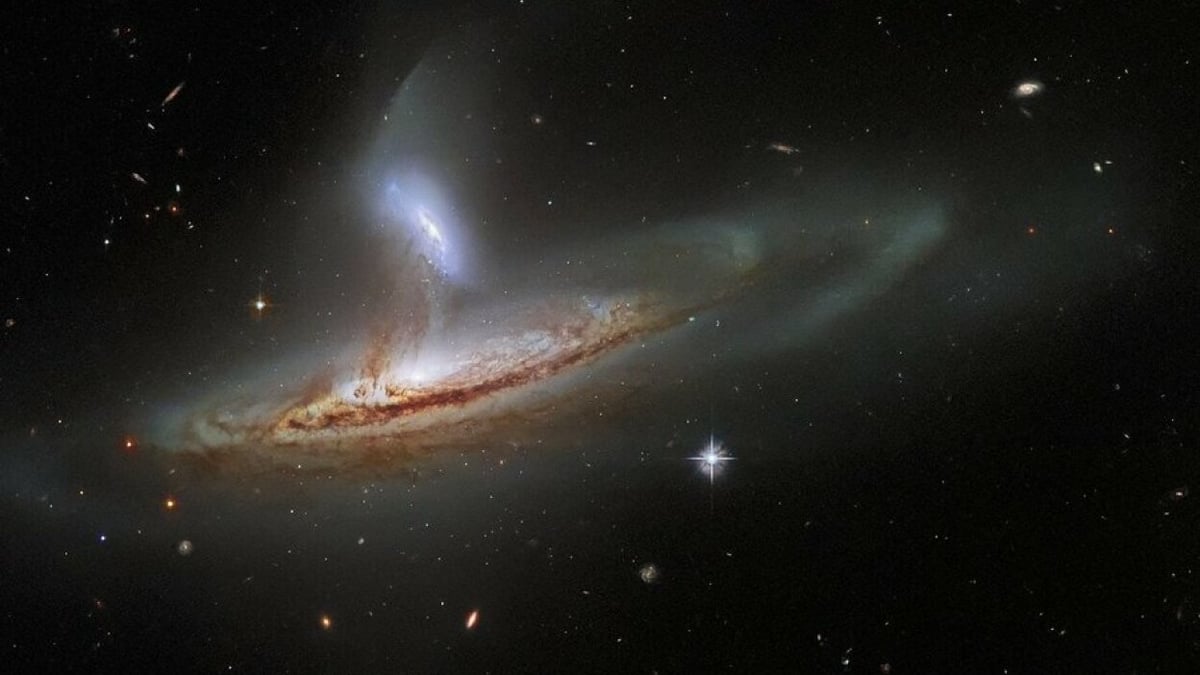 Hubble Telescope Photo Shows One Galaxy Ripping Solar Systems From Another