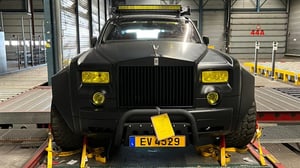 Sweet Jesus… A Six-Wheel Rolls-Royce Phantom Has Been Spotted In An Airport