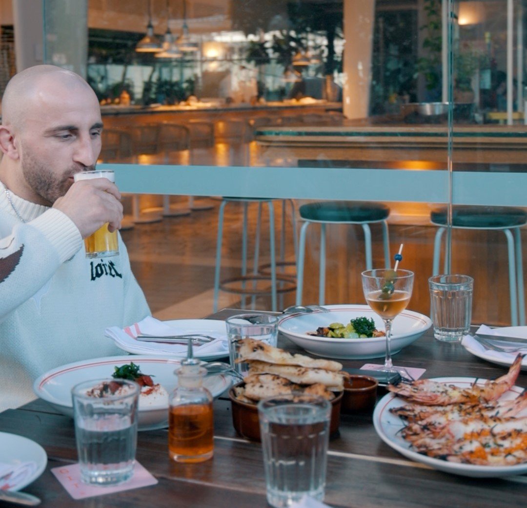 We Had Lunch With The UFC's Pound-For-Pound King Alexander Volkanovski [Uber Eats] 2