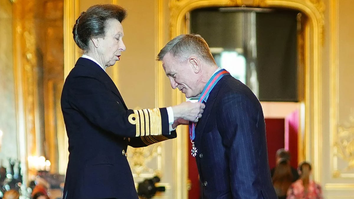 Daniel Craig Receives The Same Royal Honour As James Bond