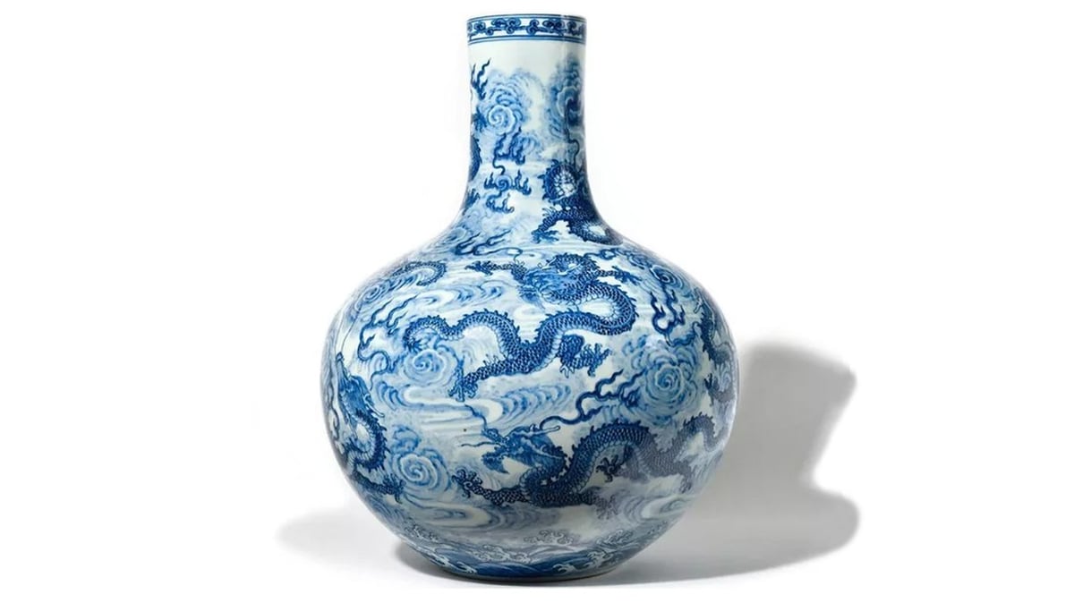 "Ordinary" Chinese Tianqiuping Vase Appraised At $3,000 Sells For $12 Million