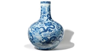 This “Ordinary” Vase Was Appraised At $3,000… It Just Sold For Over $12 Million
