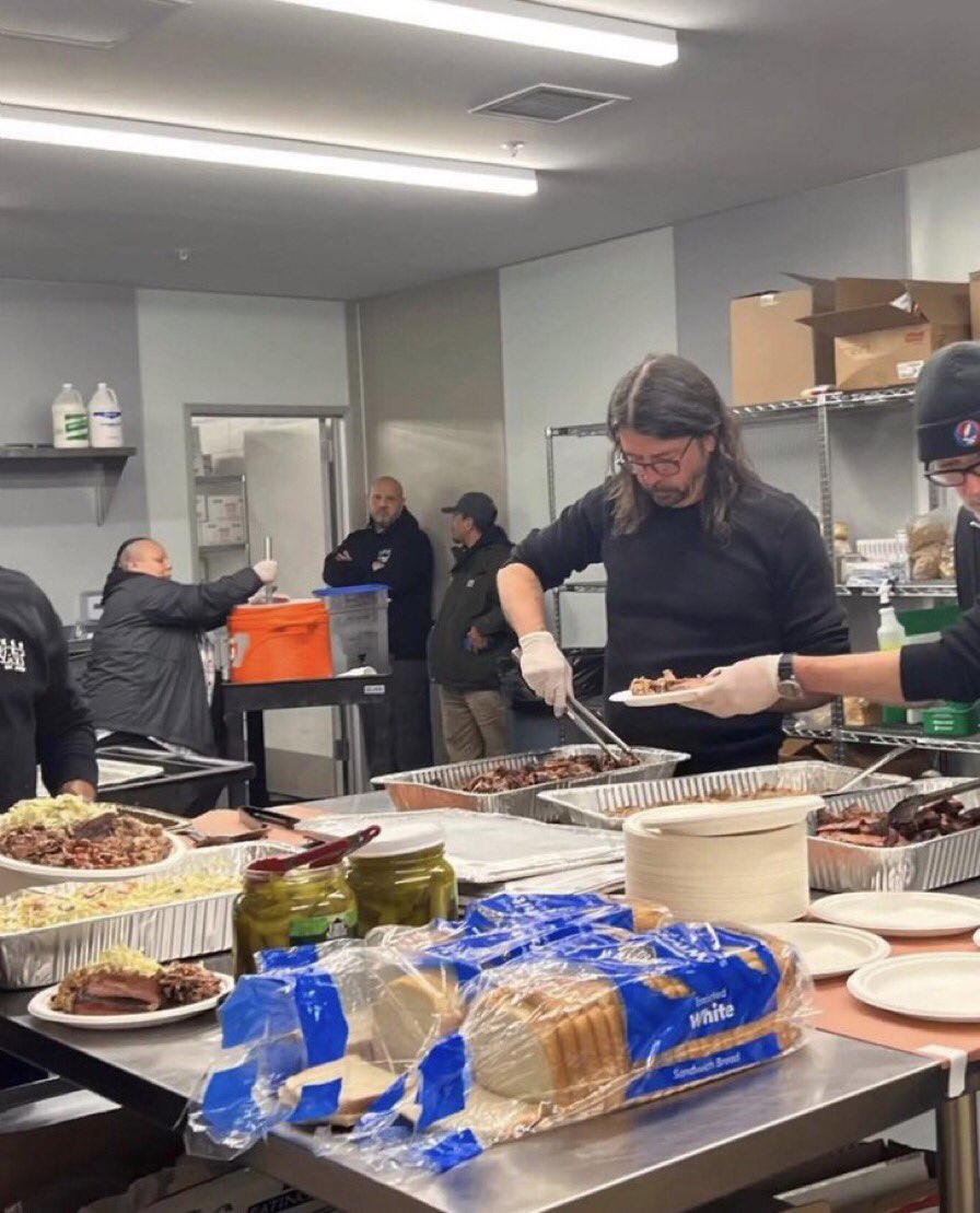 Dave Grohl Fed 450 Homeless People By BBQing For 16 Hours