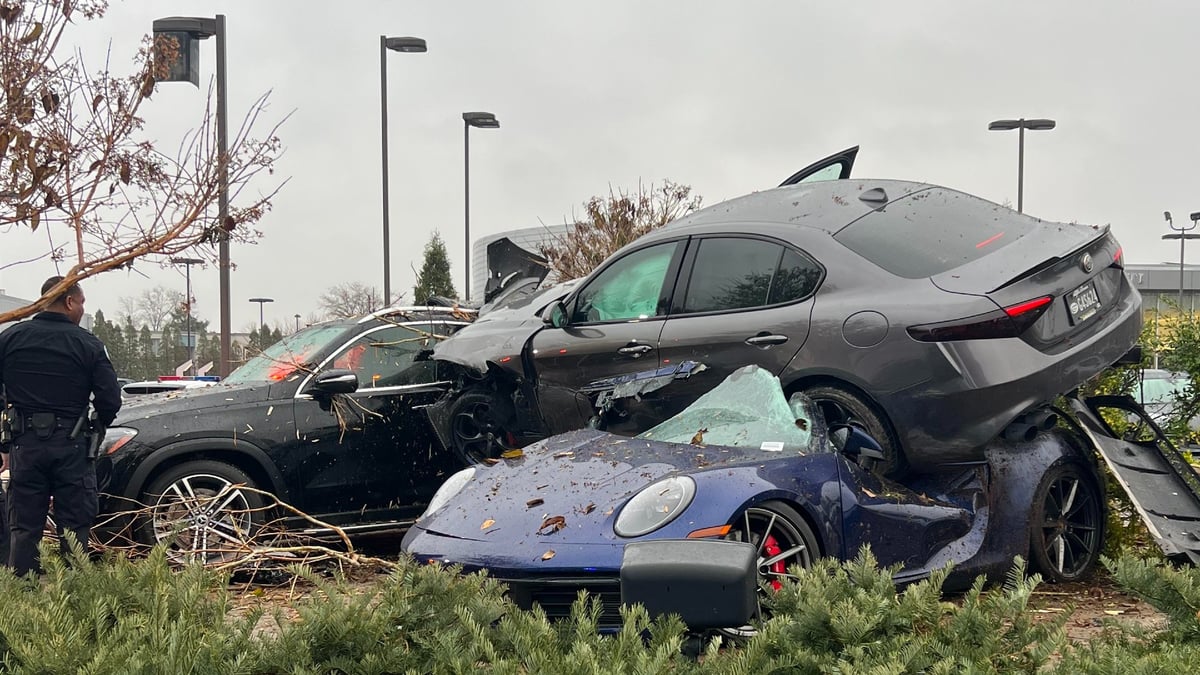 Clumsy Mechanic Launches Customer’s Alfa Romeo Through A Porsche 911