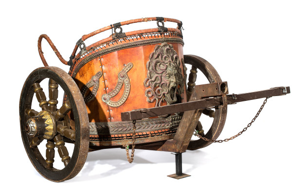&#8216;Gladiator&#8217; Chariot, Don Bradman&#8217;s Bat For Sale At Russell Crowe&#8217;s Divorce Auction