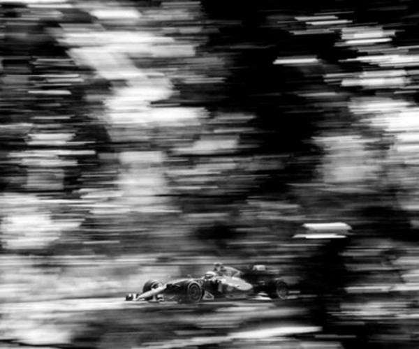 The Photographer Who Shoots Formula 1 With A 104-Year-Old Camera