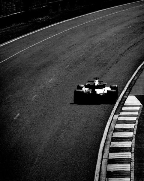 The Photographer Who Shoots Formula 1 With A 104-Year-Old Camera