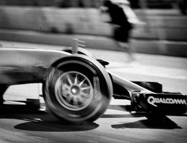 The Photographer Who Shoots Formula 1 With A 104-Year-Old Camera