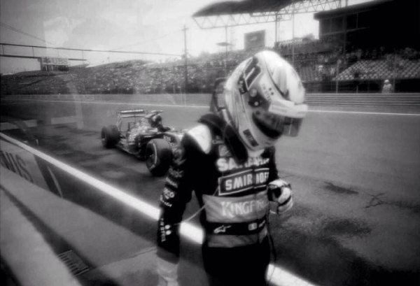 The Photographer Who Shoots Formula 1 With A 104-Year-Old Camera