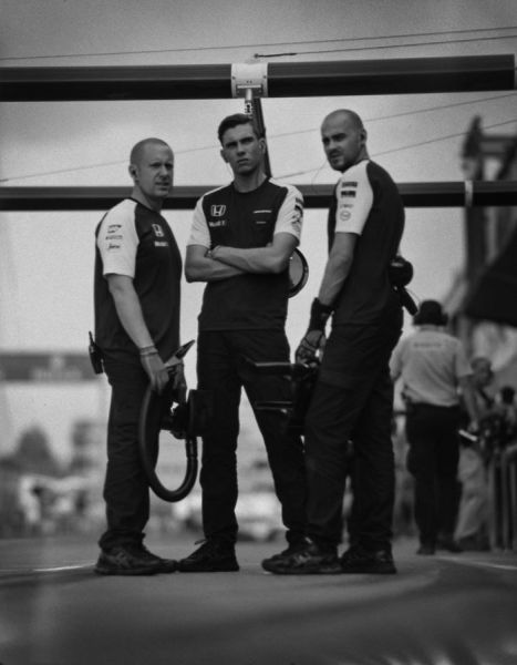 The Photographer Who Shoots Formula 1 With A 104-Year-Old Camera