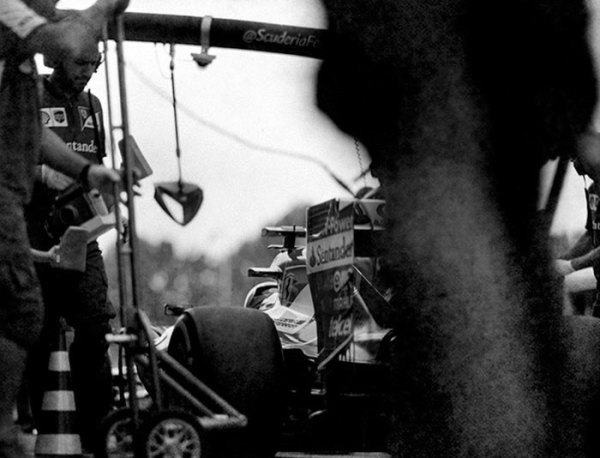 The Photographer Who Shoots Formula 1 With A 104-Year-Old Camera