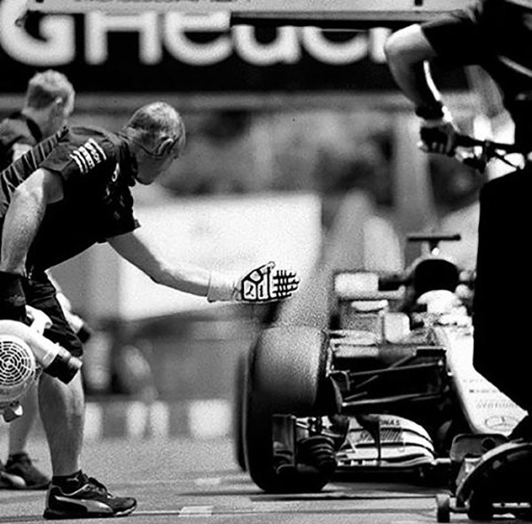 The Photographer Who Shoots Formula 1 With A 104-Year-Old Camera