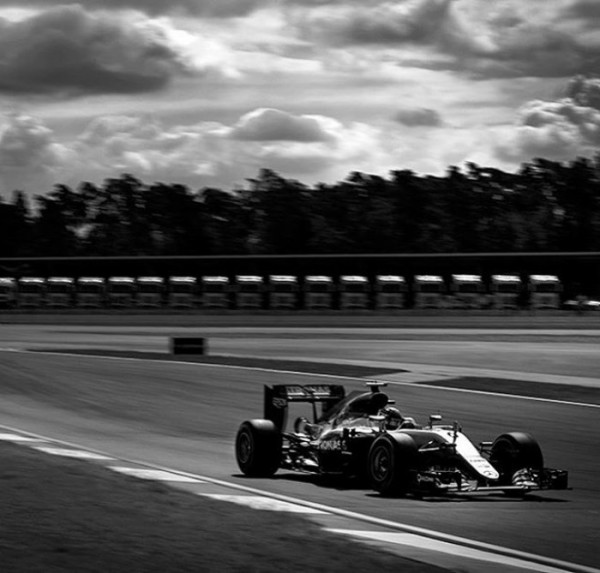 The Photographer Who Shoots Formula 1 With A 104-Year-Old Camera
