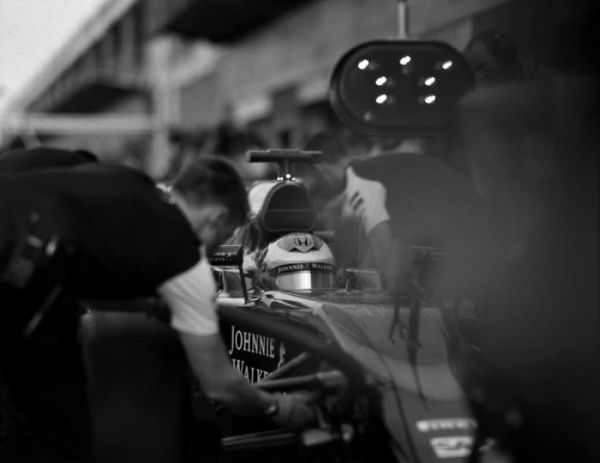 The Photographer Who Shoots Formula 1 With A 104-Year-Old Camera