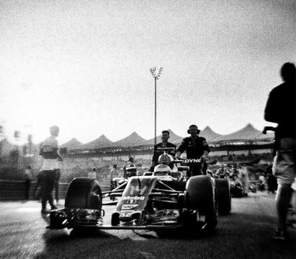 The Photographer Who Shoots Formula 1 With A 104-Year-Old Camera
