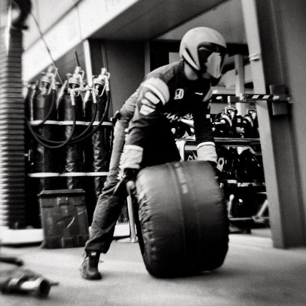 The Photographer Who Shoots Formula 1 With A 104-Year-Old Camera