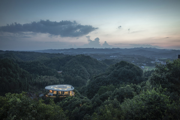 China’s Incredible ‘Eagle Rock Cliffs’ Hotel Offers Spellbinding Mountain Views