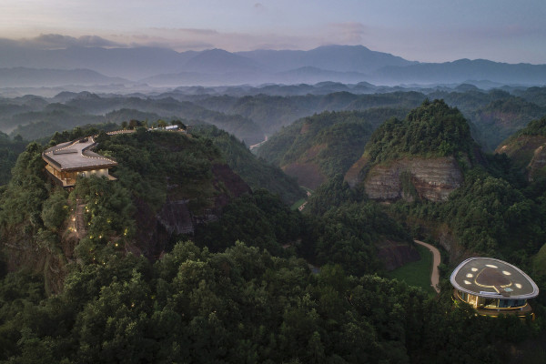 China&#8217;s Incredible &#8216;Eagle Rock Cliffs&#8217; Hotel Offers Spellbinding Mountain Views