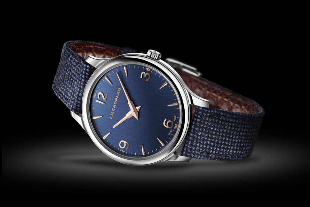 A clock sitting in the middle of a watch