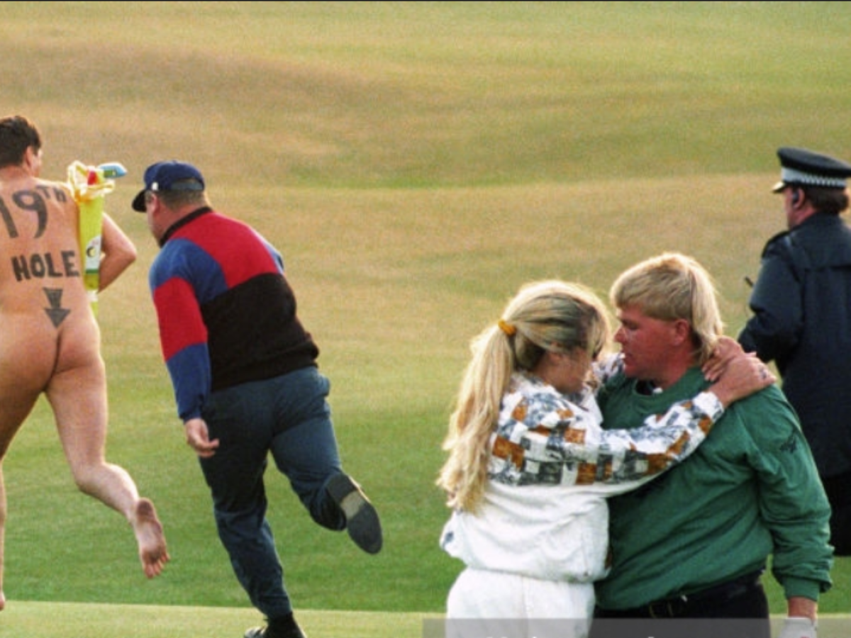 Female streaker runs onto course at presidents cup