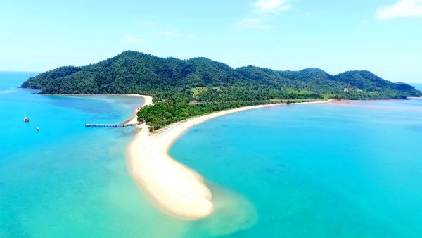 A Great Barrier Reef Island With A Qantas-Built Airstrip Has Just Come Up For Sale