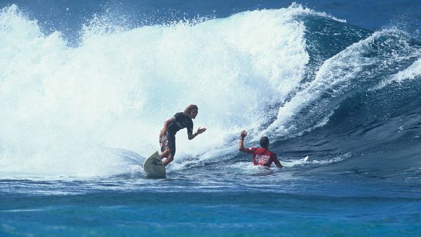How A Single High Five Won Kelly Slater The 1995 Pipe Masters
