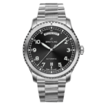 A clock sitting in the middle of a watch