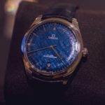 A clock sitting in the middle of a watch