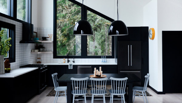 Amsterdam-Inspired, All-Black Snow Cabin In Oregon Is As Cosy As It Gets